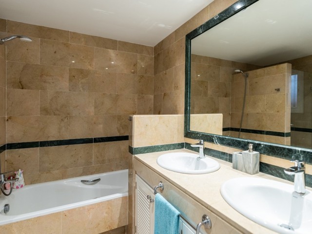 3 Bedrooms Apartment in Elviria