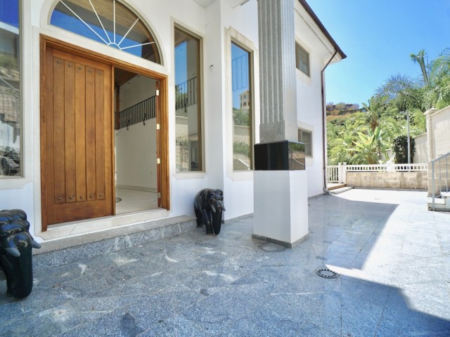 5 Soveroms Villa i Benahavís