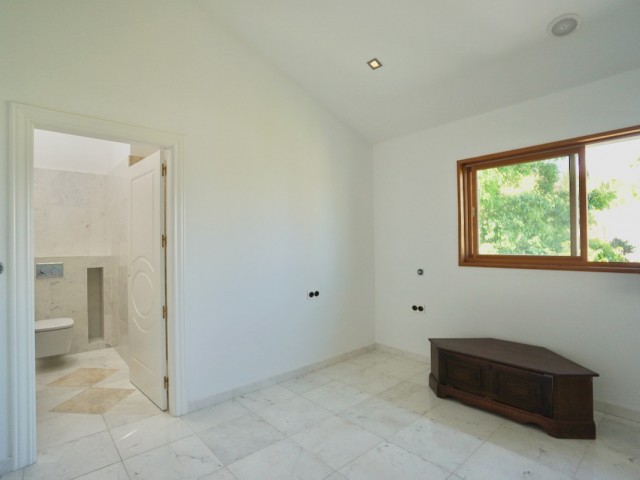 5 Soveroms Villa i Benahavís