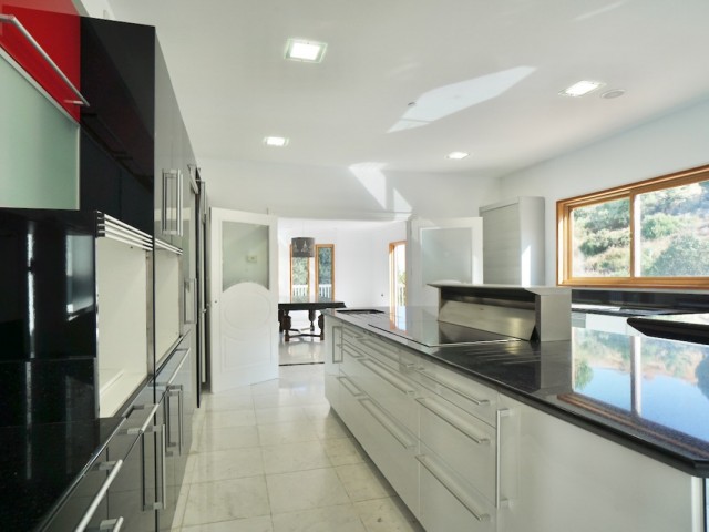 5 Soveroms Villa i Benahavís