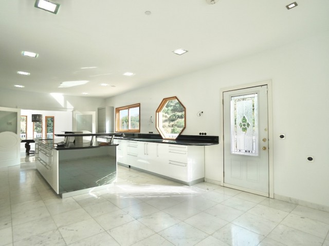 5 Soveroms Villa i Benahavís