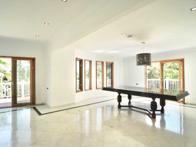 5 Soveroms Villa i Benahavís