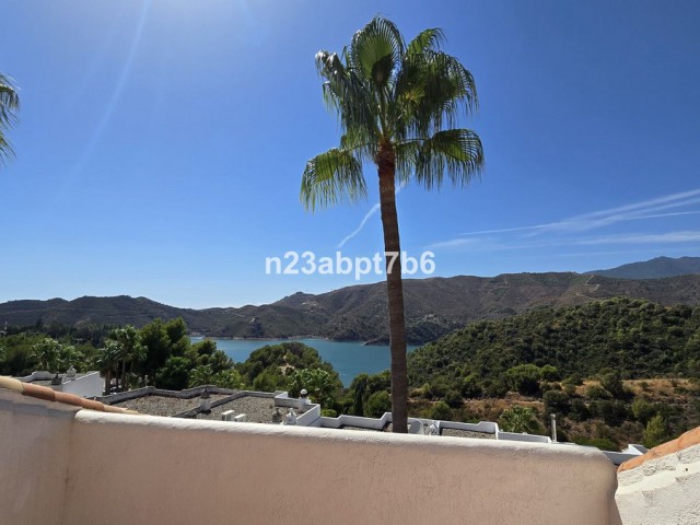 Adosado con 3 Dormitorios  en Istán