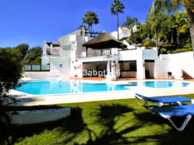 Adosado con 3 Dormitorios  en Istán