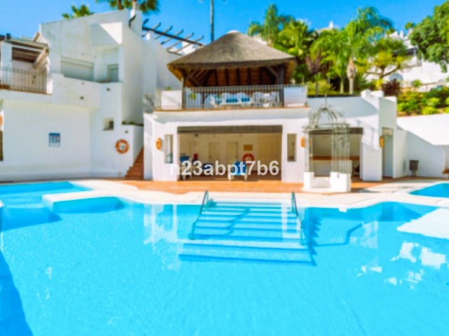 Adosado con 3 Dormitorios  en Istán