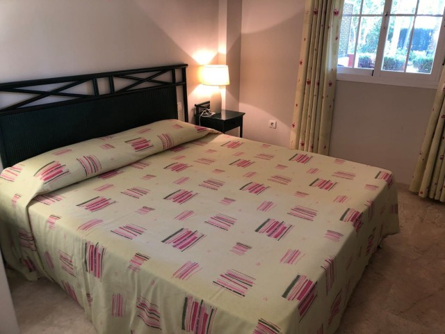 Apartamento con 2 Dormitorios  en Elviria