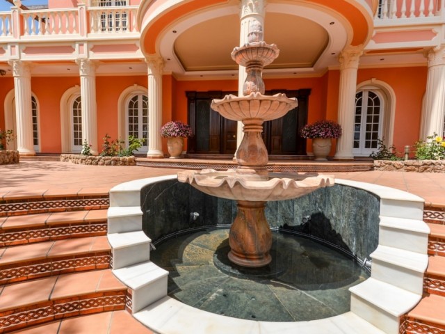 7 Bedrooms Villa in Benalmadena