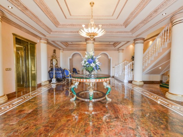 7 Bedrooms Villa in Benalmadena