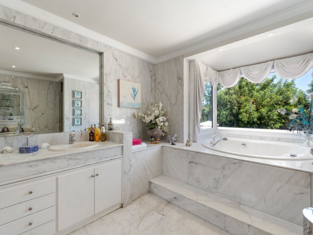 5 Bedrooms Villa in Benahavís