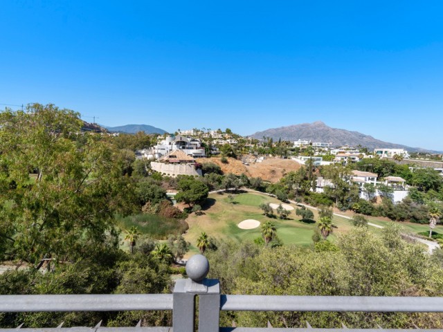 5 Bedrooms Villa in Benahavís