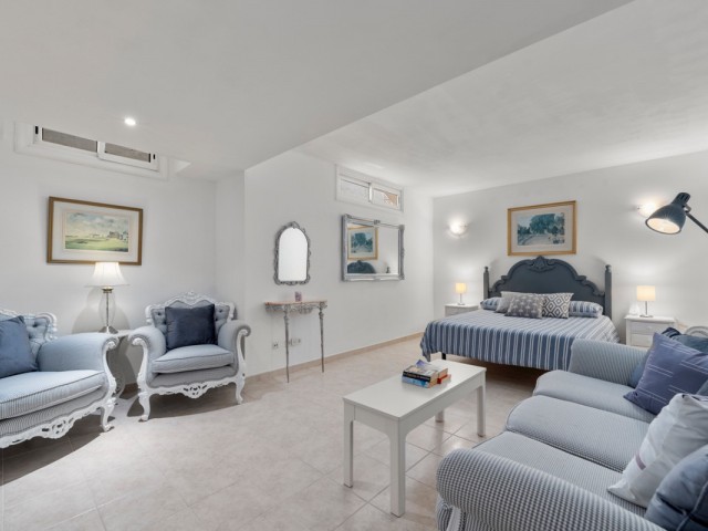 5 Bedrooms Villa in Benahavís