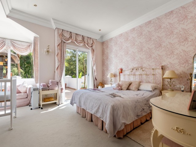 5 Bedrooms Villa in Benahavís