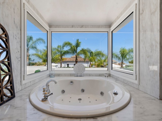 5 Bedrooms Villa in Benahavís