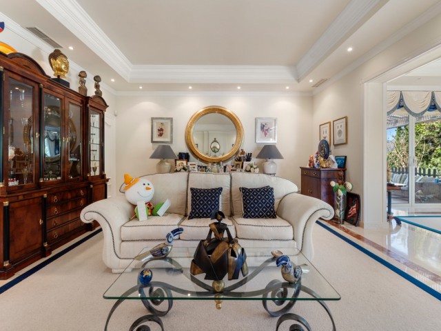 5 Bedrooms Villa in Benahavís