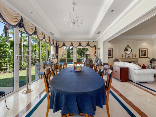 5 Bedrooms Villa in Benahavís