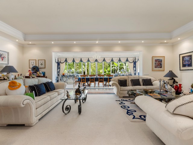 5 Bedrooms Villa in Benahavís