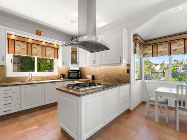 5 Bedrooms Villa in Benahavís