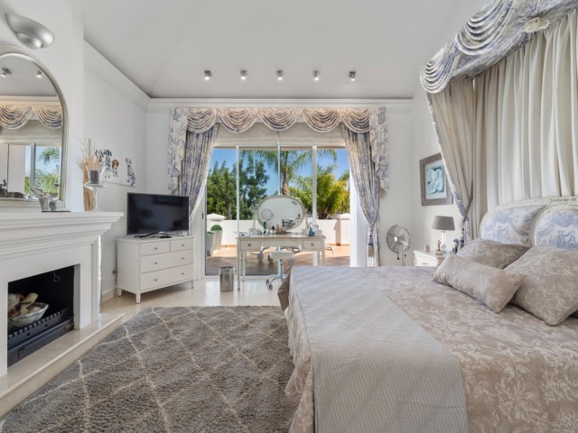 5 Bedrooms Villa in Benahavís