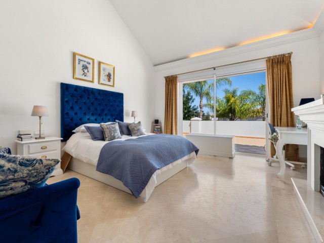 5 Bedrooms Villa in Benahavís