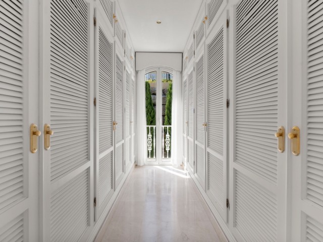 5 Bedrooms Villa in Benahavís