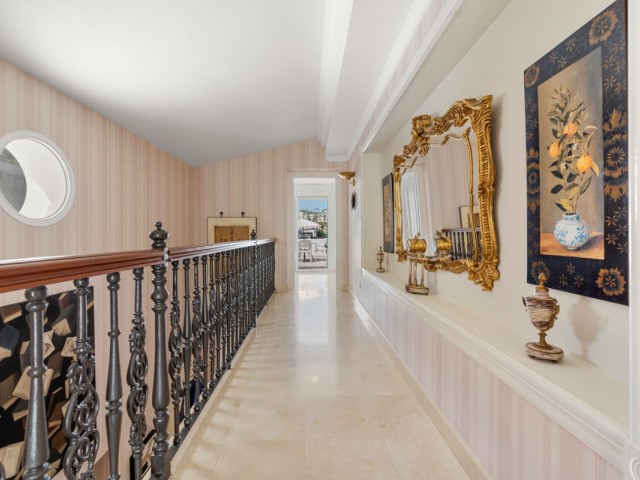 5 Bedrooms Villa in Benahavís