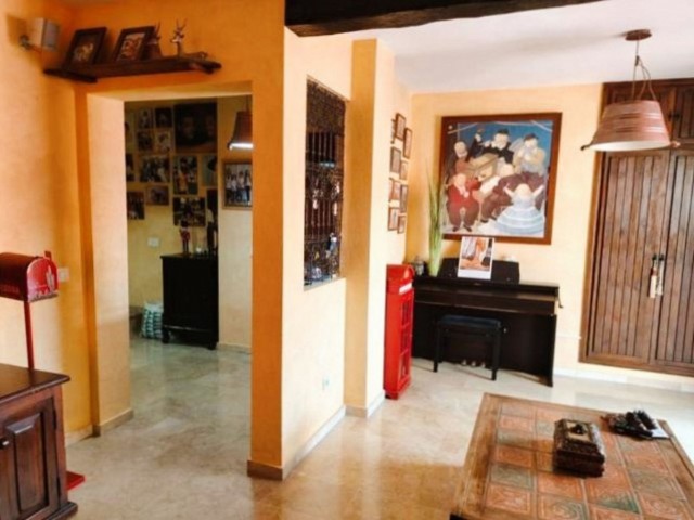 Apartamento con 3 Dormitorios  en San Pedro de Alcántara
