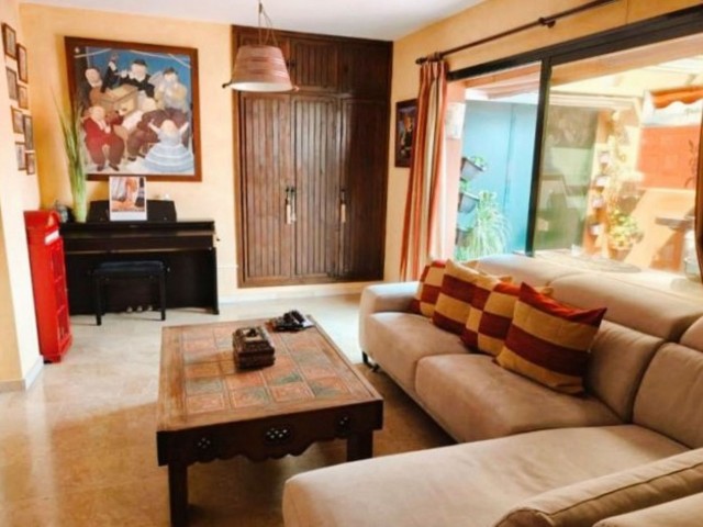 Apartamento con 3 Dormitorios  en San Pedro de Alcántara