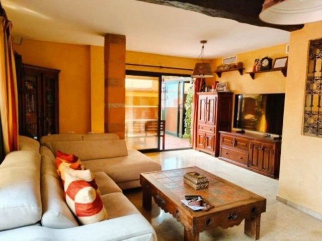 Apartamento con 3 Dormitorios  en San Pedro de Alcántara