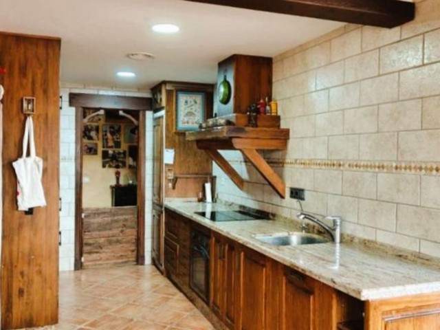 Apartamento con 3 Dormitorios  en San Pedro de Alcántara