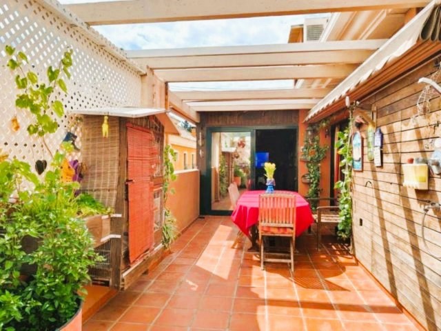 Apartamento con 3 Dormitorios  en San Pedro de Alcántara