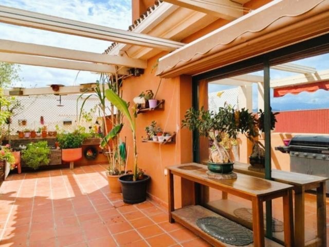 Apartamento con 3 Dormitorios  en San Pedro de Alcántara