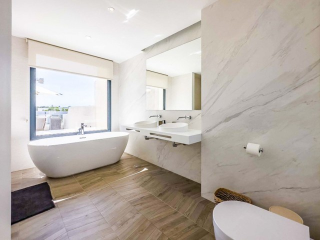 3 Bedrooms Townhouse in Marbella