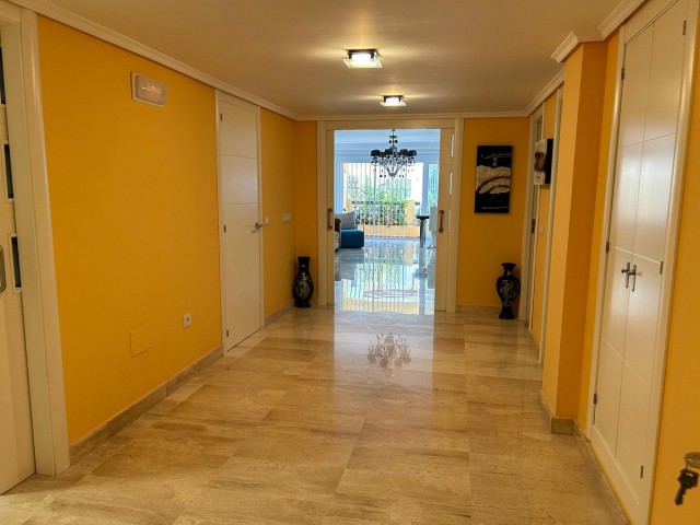 2 Bedrooms Apartment in Elviria