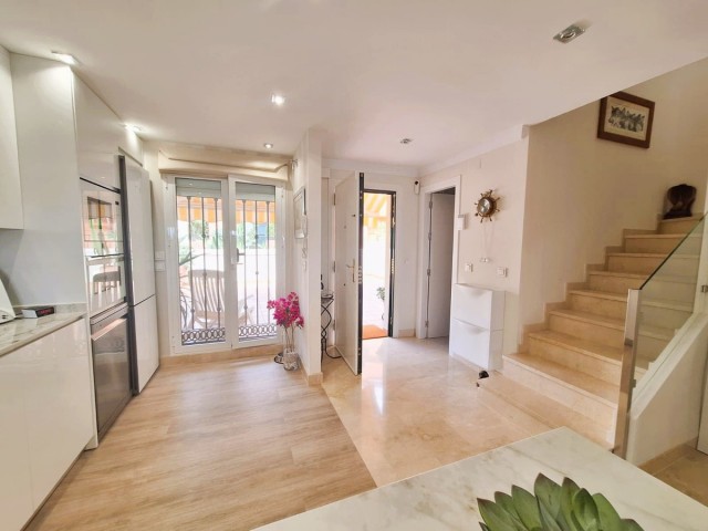 2 Bedrooms Apartment in Elviria