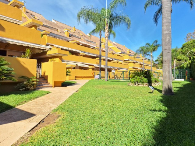 2 Bedrooms Apartment in Elviria