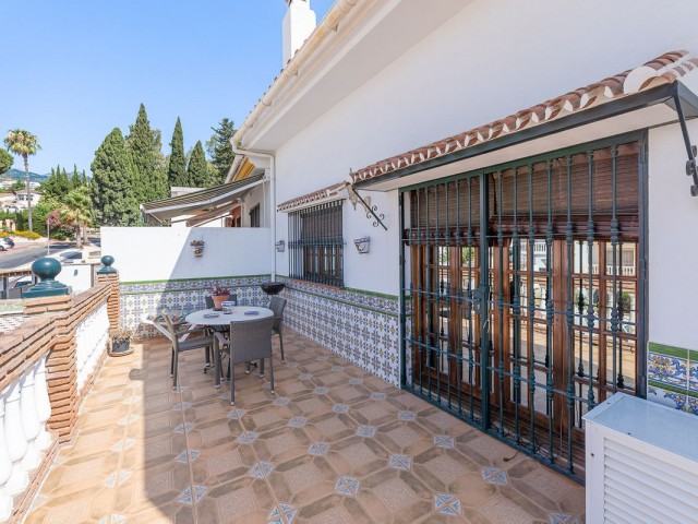 Adosado con 4 Dormitorios  en Benalmadena