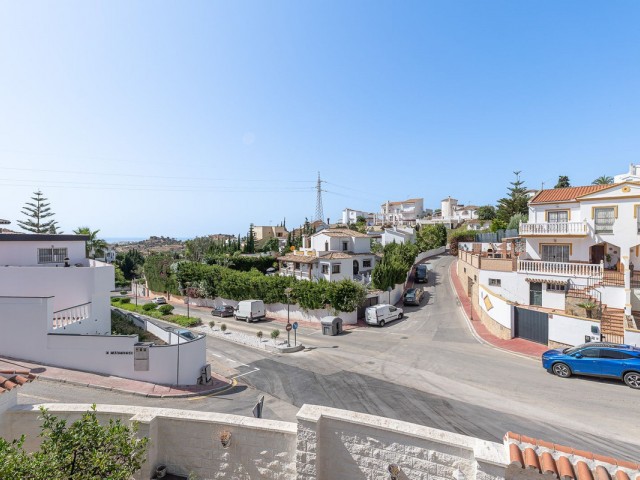 Adosado con 4 Dormitorios  en Benalmadena