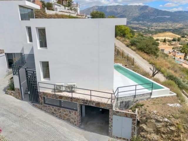 Villa con 3 Dormitorios  en Cerros del Aguila