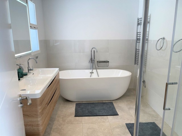 5 Bedrooms Villa in Mijas Costa