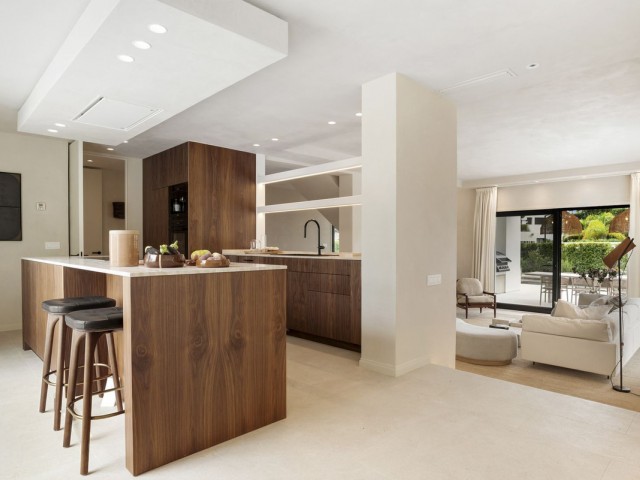 4 Bedrooms Villa in Benahavís