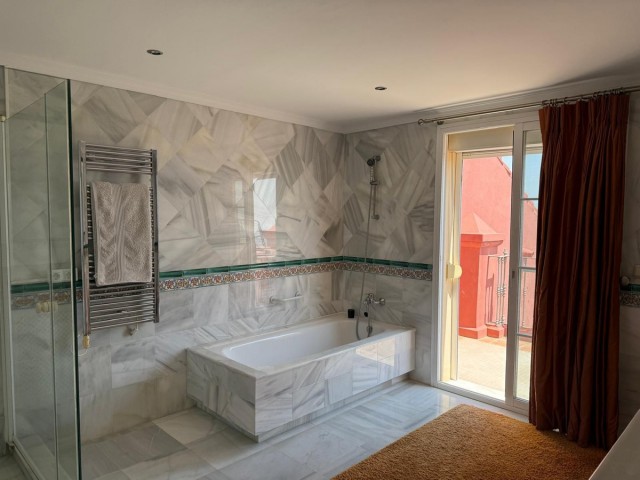 Apartamento con 3 Dormitorios  en Málaga
