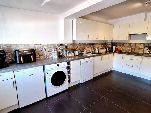 Townhouse, La Duquesa, R5162548