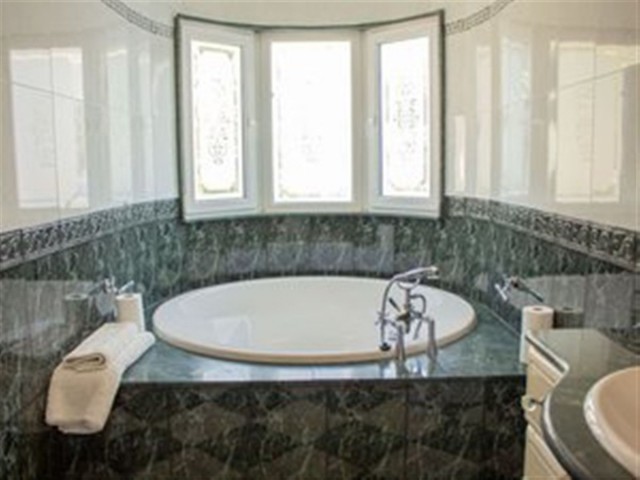 Villa avec 6 Chambres  à Benalmadena Costa