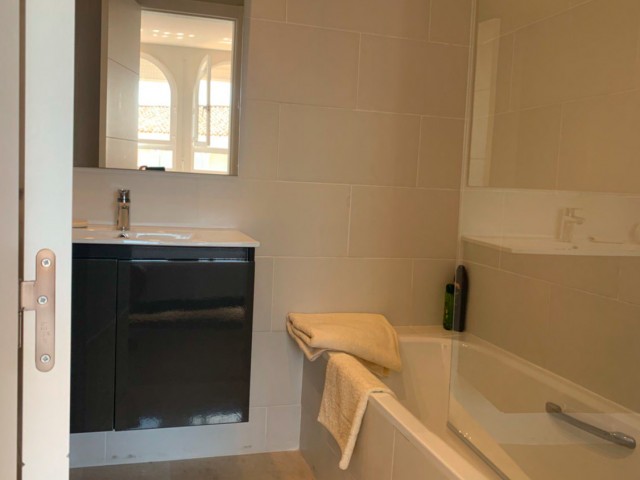 Apartamento con 4 Dormitorios  en Marbesa