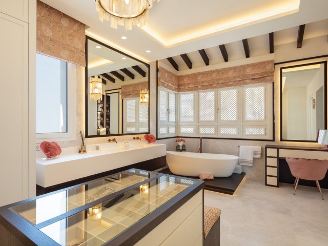 6 Bedrooms Apartment in Marbella