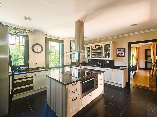 Villa avec 7 Chambres  à San Roque Club