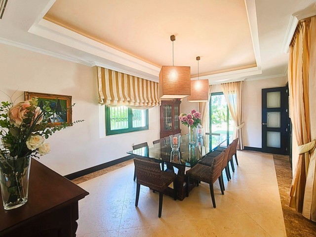 Villa avec 7 Chambres  à San Roque Club