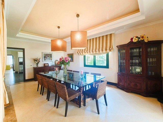Villa avec 7 Chambres  à San Roque Club