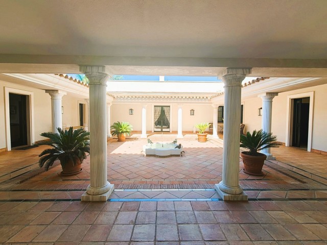 Villa avec 7 Chambres  à San Roque Club