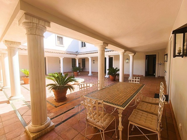 Villa avec 7 Chambres  à San Roque Club